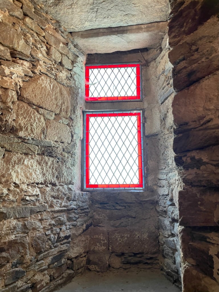 Vitrail dans l'escalier tournant